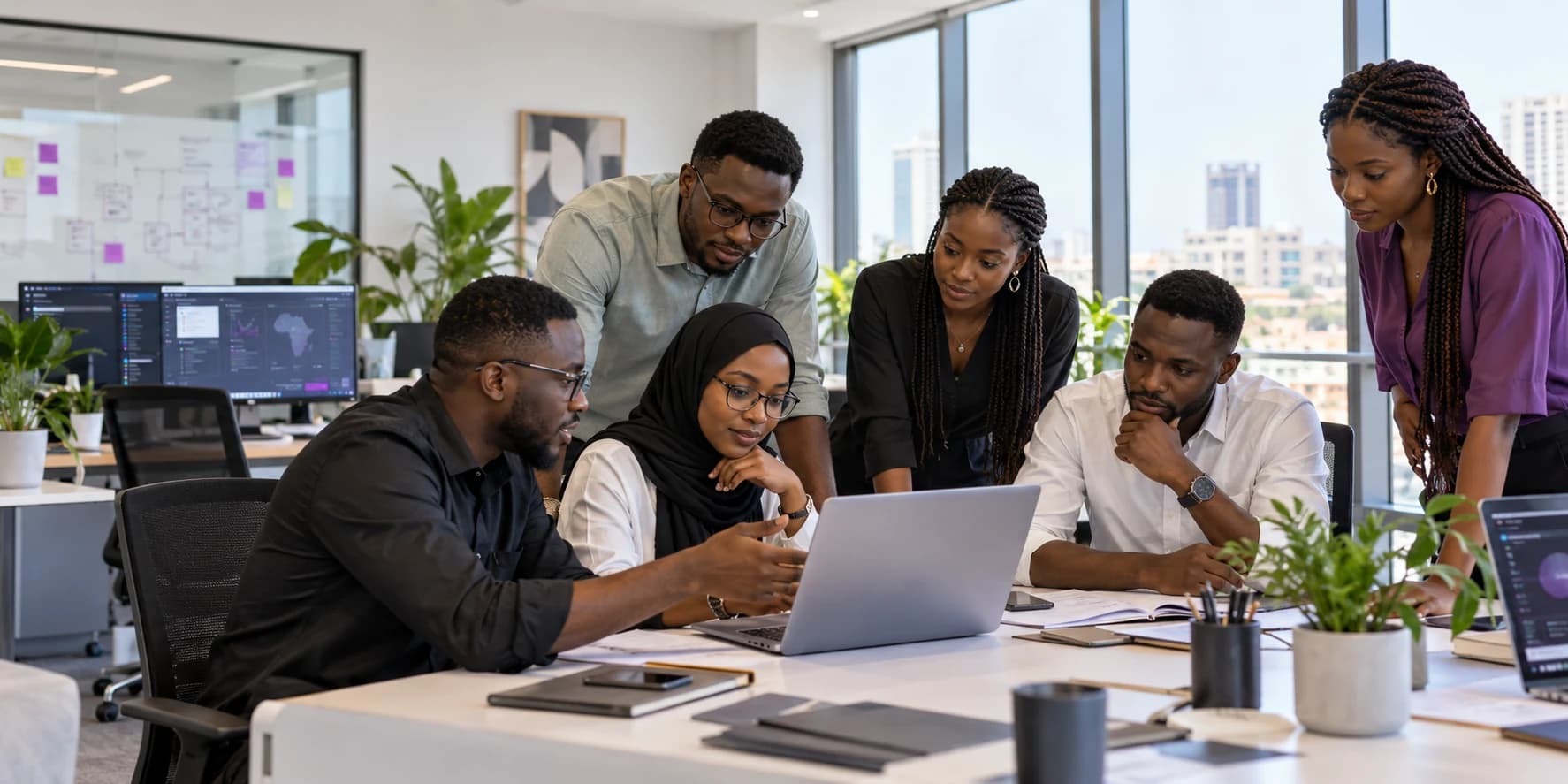 L'équipe Yele Group réunie autour d'un ordinateur portable